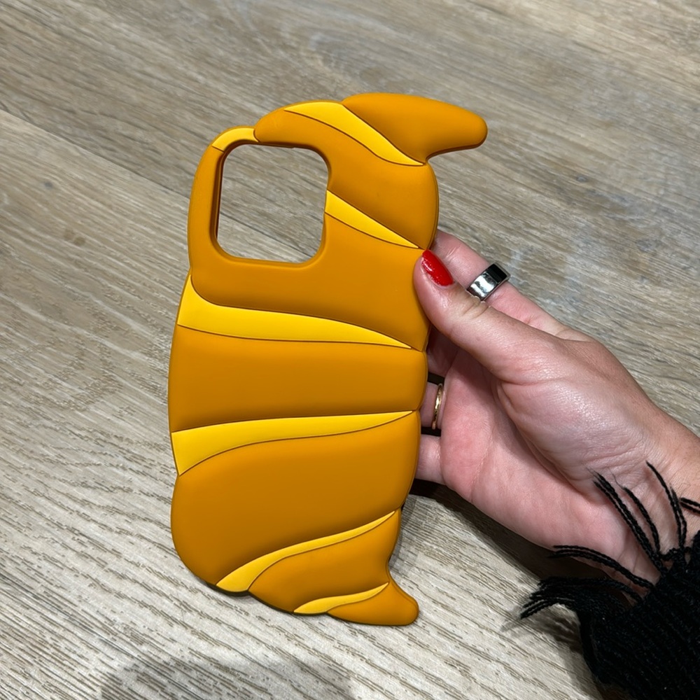 Croissant case